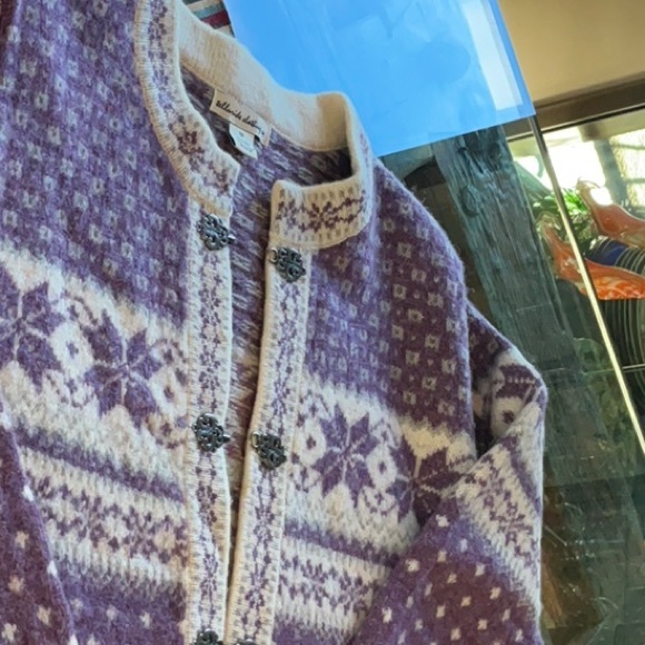 Beautiful 100% Wool Sweater - Picture 13 of 16